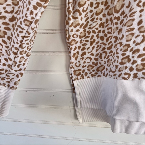 Animal print sweater Size Medium - Picture 8 of 10